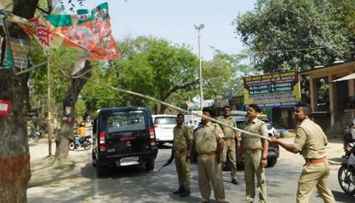 यूपी में आचार संहिता के बाद हटाई गई 25 लाख से ज्यादा प्रचार सामग्री, दो लाख से ज्यादा हथियारों को पुलिस ने किया जब्त